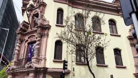 Inclinación-De-La-Casona-Ariztía-De-Diseño-Neobarroco-Y-Columnas-Salomon-En-El-Centro-De-Santiago-De-Chile