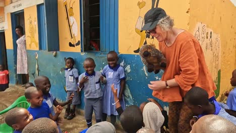 Fort-Portal,-Uganda,-Afrika-–-24.-August-2023:-Freiwilliger-Einer-Wohltätigkeitsorganisation-Aus-Australien-Unterhält-Schulkinder-In-Uganda-Mit-Einer-Pelzigen-Wombat-Puppe