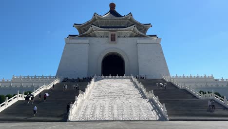 Los-Visitantes-Suben-Las-Escaleras-Y-La-Vista-Arquitectónica-Del-Famoso-Salón-Conmemorativo-De-Chiang-Kai-shek-En-Taipei,-Taiwán