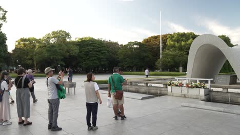 Touristen-Fotografieren-Am-Sonnigen-Oktobertag-Am-Kenotaph-Der-Hiroshima-Opfer