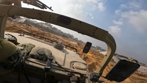 Punto-De-Vista-De-Un-Jeep-Del-Ejército-De-Las-FDI-Conduciendo-Por-La-Franja-De-Gaza-Para-Destruir-Al-Grupo-Hamas.