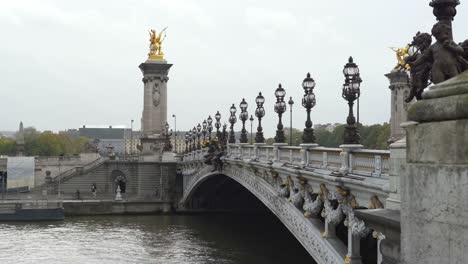 Pont-Alexandre-III-Ist-Eine-Brücke-Im-Beaux-Arts-Stil-Mit-üppigen-Jugendstillampen,-Putten,-Nymphen-Und-Geflügelten-Pferden-An-Beiden-Enden