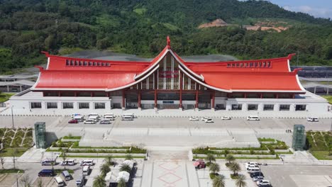 Vista-Aérea-De-La-Estación-De-Tren-De-Luang-Prabang,-Parte-De-La-Iniciativa-De-Cinturón-Y-Ferrocarril-De-Carretera-Financiada-Por-China