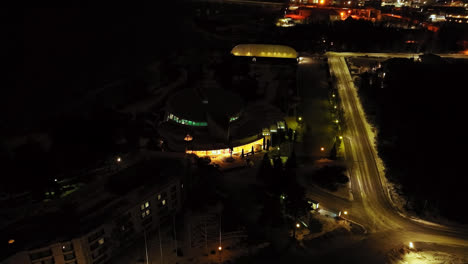 Toma-Aérea-Inclinada-Frente-Al-Parque-Acuático-Tropiclandia,-Noche-En-Vaasa,-Finlandia