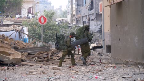 IDF-Soldaten-Gehen-Durch-Die-Ruinen-Von-Gebäuden-In-Gaza,-Die-Durch-Bombenangriffe-Zerstört-Wurden