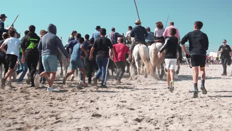 Foto-De-Niños-Pequeños-Persiguiendo-A-Los-Caballos-En-La-Playa-De-Palavas-Durante-La-Feria.