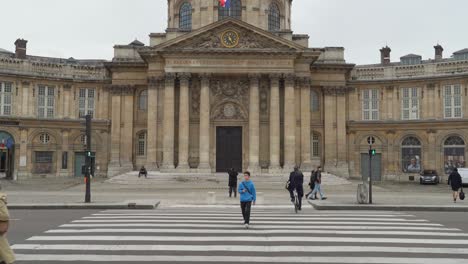 La-Biblioteca-Mazarine-Está-Clasificada-Como-Museo-Y-Es-La-Biblioteca-Pública-Más-Antigua-De-París-Y-De-Toda-Francia-Que-Fue-Fundada-Por-El-Cardenal-Mazarin.