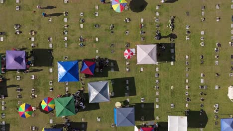 Luftaufnahme-Von-Oben-Nach-Unten-über-Einem-Friedhof-Mit-Familien,-Die-Grabstätten-Besuchen