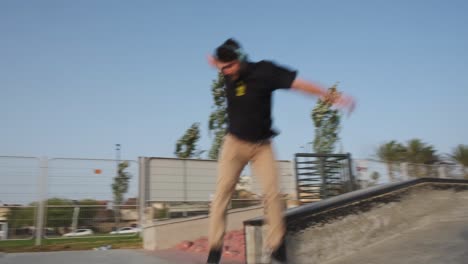 Plano-General-De-Un-Joven-Realizando-Trucos-De-Skate-En-Un-Skatepark-Turístico