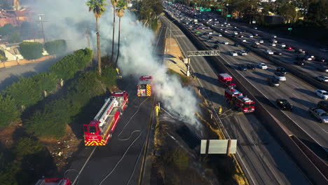 Departamento-De-Bomberos-De-Los-Ángeles-Trabajando-En-La-Autopista-Santa-Mónica---Vista-Aérea