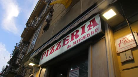 L'Antica-Pizzeria-da-Michele-Signage-At-The-Entrance---Pizza-Restaurant-In-Naples,-Italy
