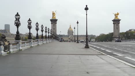 Die-Brücke-Pont-Alexandre-III-Ist-Eine-Deckbogenbrücke,-Die-Die-Seine-In-Paris-überspannt