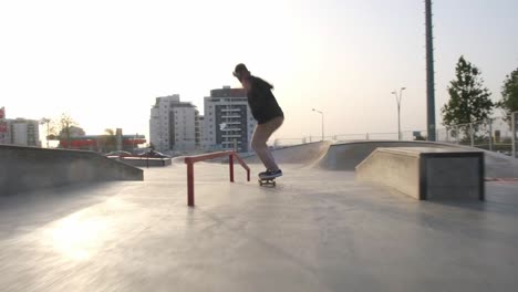 Ein-Junger-Und-Professioneller-Skater,-Der-Bei-Sonnenuntergang-Skateboard-Tricks-Im-Touristenort-Skatepark-Bei-Sonnenuntergang-Ausführt