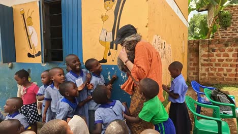 Fort-Portal,-Uganda,-Afrika-–-24.-August-2023:-Freiwilliger-Einer-Wohltätigkeitsorganisation-Zeigt-Sehr-Aufgeregten-Schulkindern-In-Uganda-Eine-Wombat-Puppe