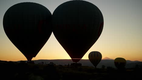 Siluetas-De-Globos-Aerostáticos-Temprano-En-La-Mañana-Despegue-Del-Vuelo-Del-Amanecer