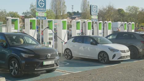 Elektroautos-Werden-An-Der-Britischen-Autobahnraststätte-Aufgeladen