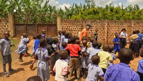 Fort-Portal,-Uganda,-África---24-De-Agosto-De-2023:-Un-Voluntario-Benéfico-En-Uganda-Entretiene-A-Los-Niños-Con-Un-Títere-Canguro-En-Una-Escuela-Local-En-Gweri