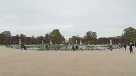 Fuente-En-El-Jardín-De-La-Place-Du-Carrusel-Con-Arco-De-Triunfo-En-La-Distancia