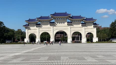 Visitors-walk-and-take-photos-of-the-'Liberty-Square-Arch'-or-'Freedom-Square'-structure-located-in-Chiang-Kai-Shek-Memorial-Hall-in-Taipei,-Taiwan