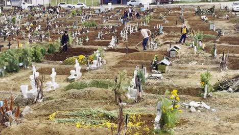 Blick-Auf-Den-Friedhof-Mit-Menschen,-Die-Ein-Grab-Graben,-Traditionelles-Dorf-In-Den-Mexikanischen-Bergen-Von-Chiapas