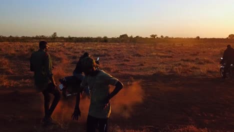 Raperos-De-La-Tribu-Karamojong-Bailando-Música-Hip-hop-En-El-Campo-Durante-La-Puesta-De-Sol-En-Uganda