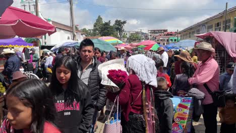 POV-Caminando-Dentro-Del-Mercado-Local-De-Puestos-De-Comida-En-Un-Remoto-Pueblo-Mexicano-De-Chiapas