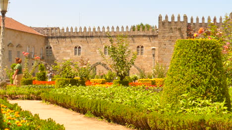 Turistas-Caminando-Por-Los-Jardines-Del-Palacio-Episcopal-En-Braga,-Portugal