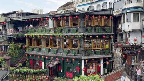 Punto-De-Vista-De-La-Icónica-Casa-De-Té-A-mei,-Ubicada-En-La-Antigua-Calle-Jiufen,-Encaramada-En-Una-Ladera-Empinada-De-Una-Montaña-Con-Ceremonias-De-Té-Y-Vistas-A-La-Terraza-En-El-Distrito-Ruifang-De-La-Nueva-Ciudad-De-Taipei,-Taiwán