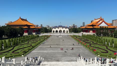 Ikonischer-Und-Beeindruckender-Offener-Parkblick-Auf-Den-Liberty-Square-Arch,-Das-Nationaltheater-Und-Die-Nationalkonzerthalle-In-Der-Chiang-Kai-shek-Gedenkhalle-In-Taipeh,-Taiwan