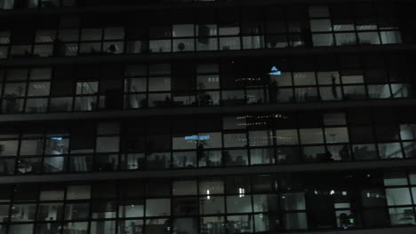 Blick-Auf-Das-Bürogebäude-Bei-Nacht