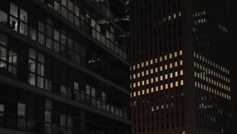 Bürogebäude-Bei-Nacht