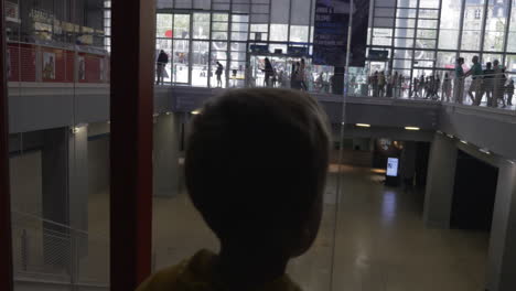 Kind-Fährt-Im-Aufzug-Des-Centre-Pompidou-Hinauf