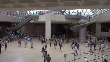 Gente-En-El-Vestíbulo-Del-Museo-Del-Louvre
