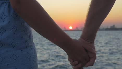 Nahaufnahme-Eines-Romantischen-Paares,-Das-Händchen-Hält,-Am-Strand-Bei-Sonnenuntergang-In-Piräus,-Griechenland