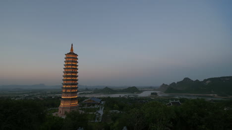 Zeitrafferaufnahme-Des-Abends,-Der-Zum-Bai-Dinh-Tempel-In-Vietnam-Kommt