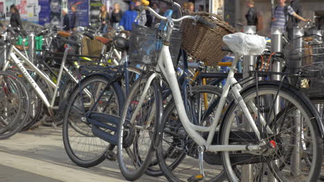 Muchas-Bicicletas-Estacionadas-En-La-Calle