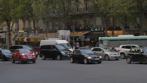Car-and-people-traffic-in-the-street-of-Paris