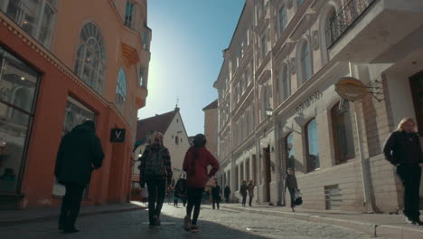 Menschen,-Die-In-Der-Historischen-Stadt-Tallinn-Spazieren-Gehen
