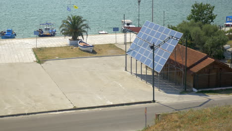 Draufsicht-Auf-Sonnenkollektoren,-Dock,-Straße,-Meer,-Boot,-Piräus,-Griechenland