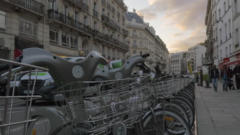 Fila-De-Bicicletas-Estacionadas-En-La-Calle-París