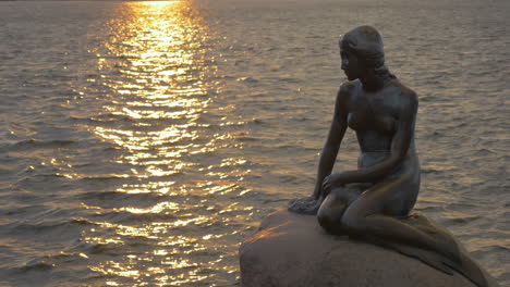 Die-Statue-Der-Kleinen-Meerjungfrau-In-Kopenhagen,-Dänemark