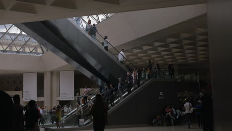 Menschenverkehr-In-Der-Unterirdischen-Halle-Der-Louvre-Pyramide