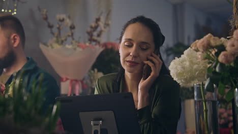 Floristin-Telefoniert-Mit-Kunden-Und-Nutzt-Tablet