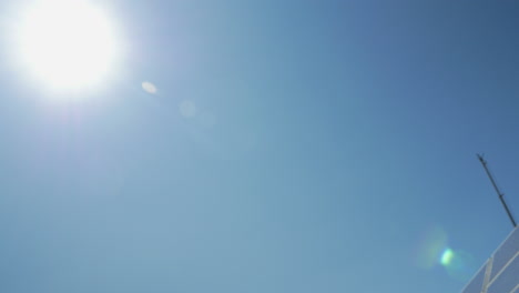 Klarer-Blauer-Himmel-Und-Strahlender-Sonnenschein.-Alternative-Energiequelle:-Sonnenkollektoren