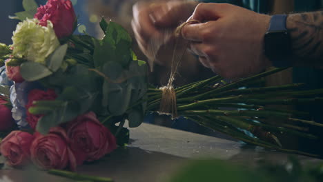 Florist-Bindet-Blumenstrauß-An-Schnur-Und-Schneidet-Ihn-Ab
