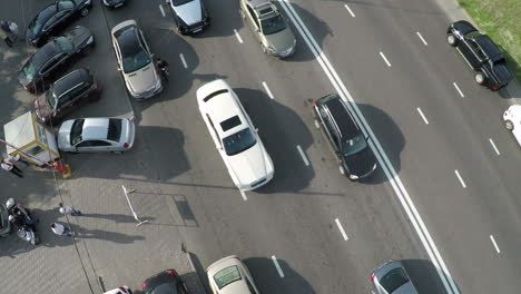 Vista-Aérea-Del-Camarógrafo-Disparando-Conduciendo-Autos