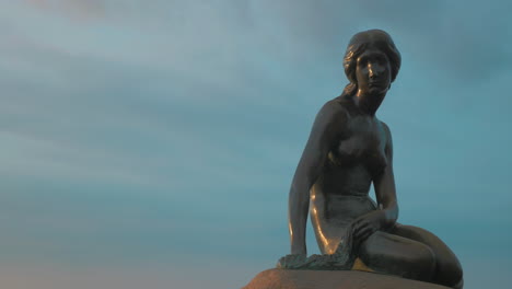 Die-Kleine-Meerjungfrau-Statue-Auf-Himmelshintergrund