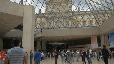 Vista-Interior-Del-Vestíbulo-De-La-Pirámide-Del-Louvre