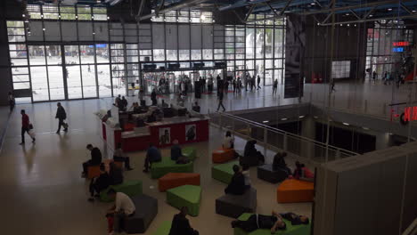 Lobby-Des-Centre-Pompidou-Mit-Besuchern