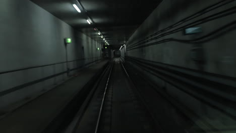 U-Bahn-Kommt-Am-Bahnhof-An